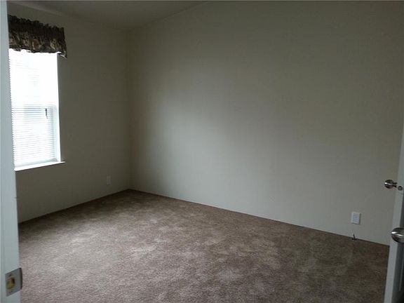 3rd image of 1016 Coutts Ave