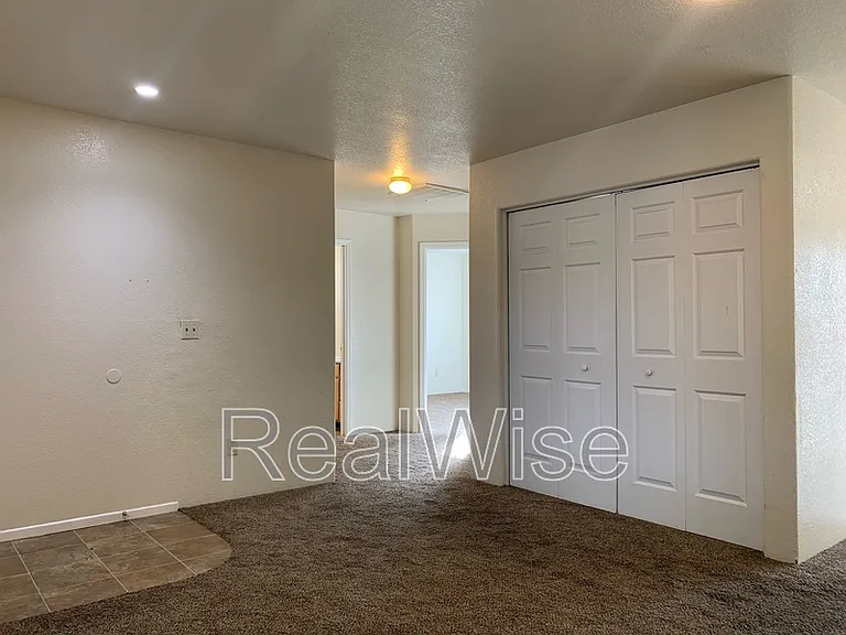 249 SW Rogue River Ave #D — Photo 3
