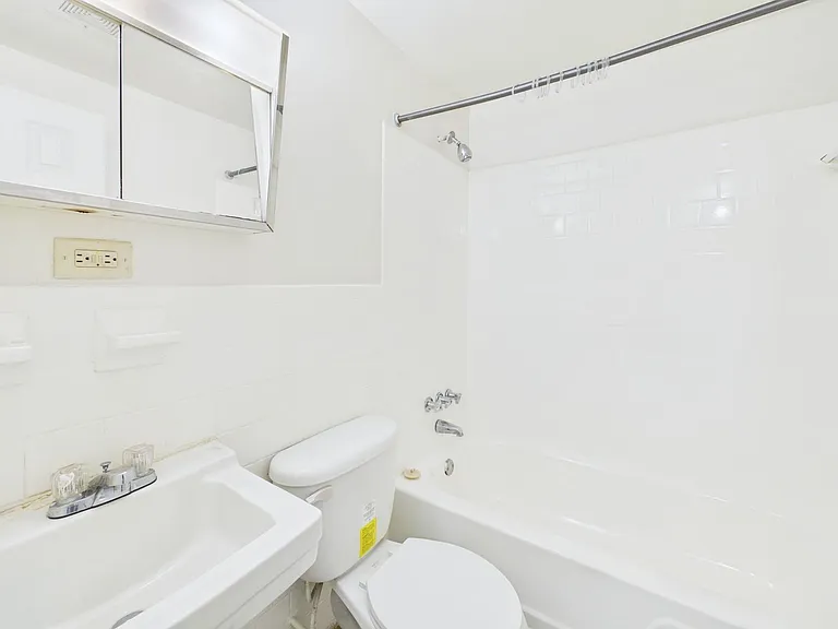 Forest Square Apartments — Photo 34