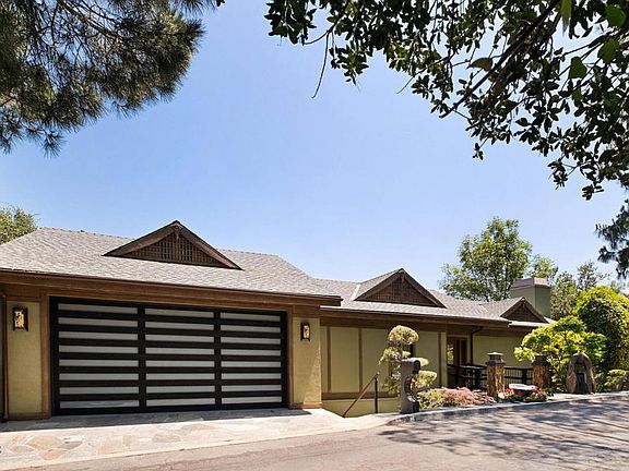 2nd image of 988 Glen Oaks Blvd
