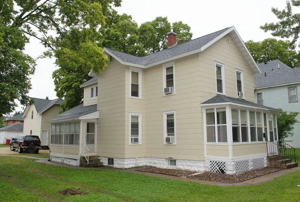7 bed, 2500 sqft, $375 — Photo 1