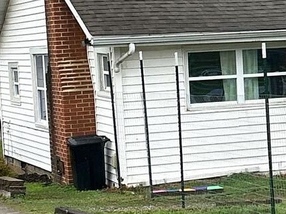 3rd image of 1933 Mountain Rd