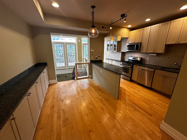 233 16th St SE — Photo 9