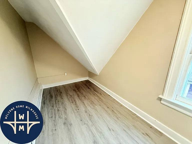 1720A N Astor St — Photo 8