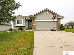 2201 Aberdeen Dr, Papillion, NE 68133