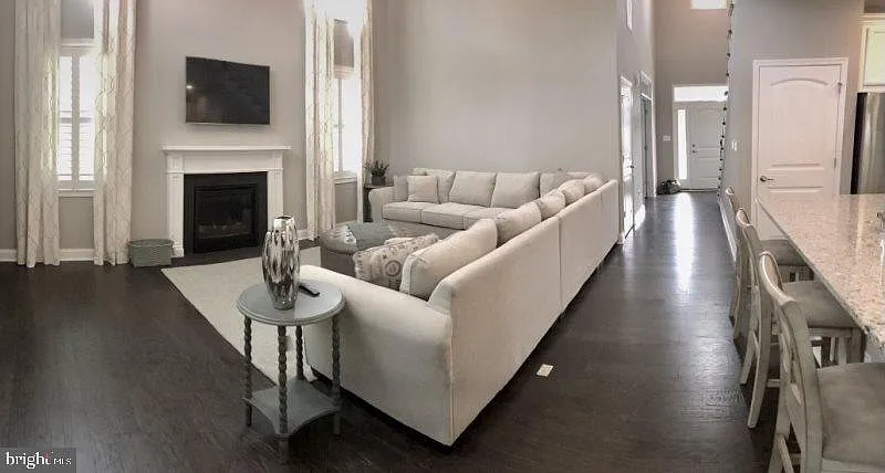 5 bed, 3.5 bath, 3200 sqft, $2,895 — Photo 2
