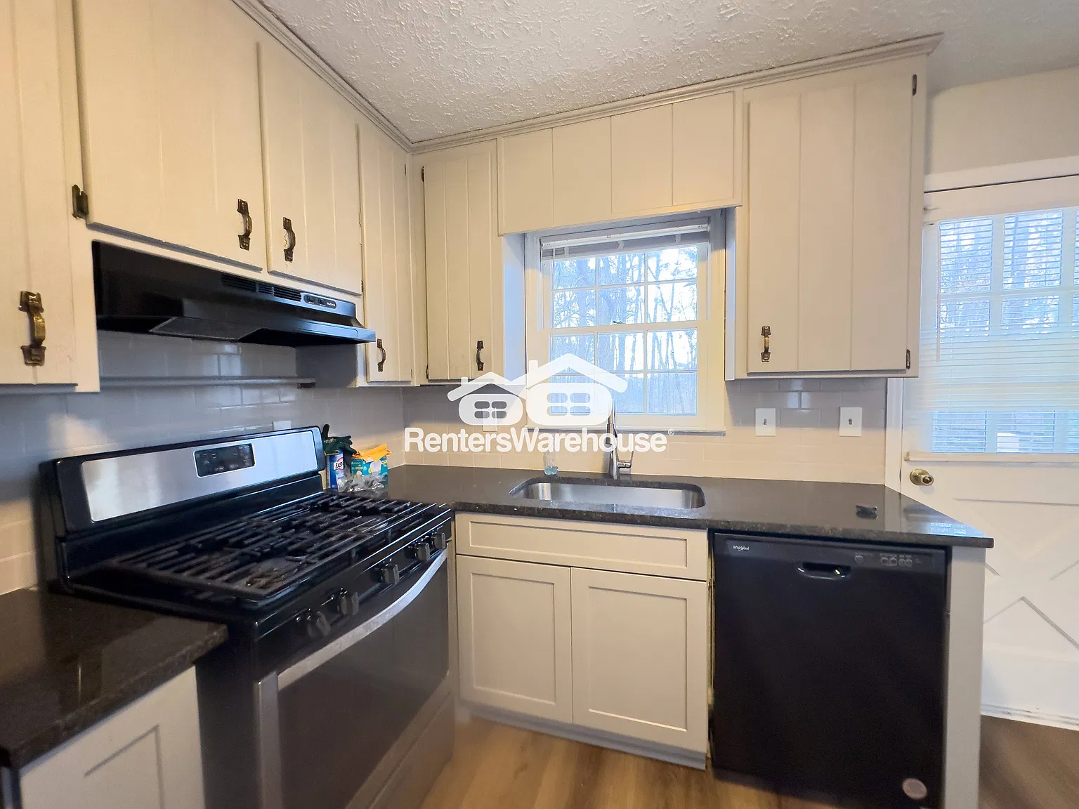 Fully renovated duplex 2 beds 1 bath in Canton! — Photo 2