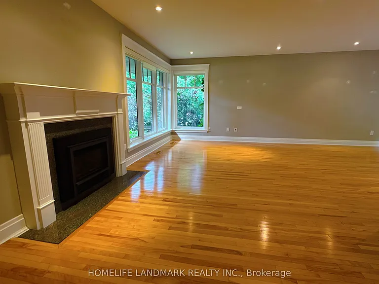 2062 Glenforest Cres — Photo 5