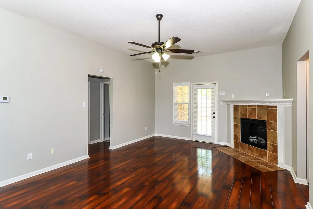 3 bed, 2.0 bath, 1502 sqft, $2,570 — Photo 4