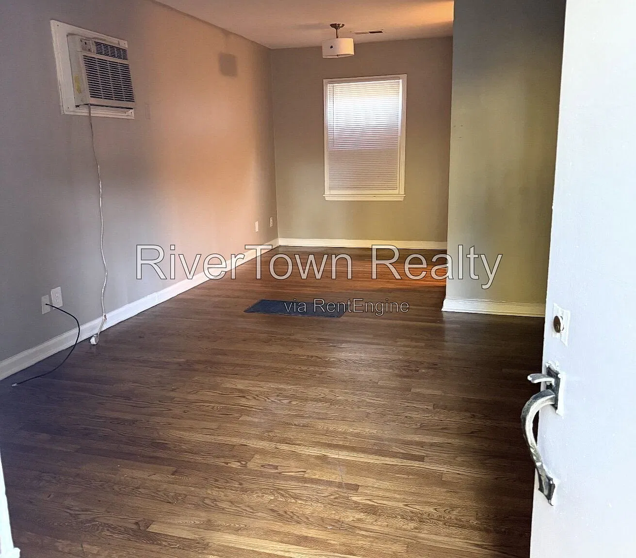 3 bed, 1.0 bath, 1252 sqft, $1,195 — Photo 1
