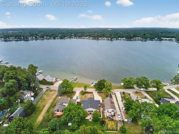 9259 Silverside Dr, South Lyon, MI 48178