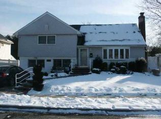 297 Vermont Ave, Oceanside, NY 11572