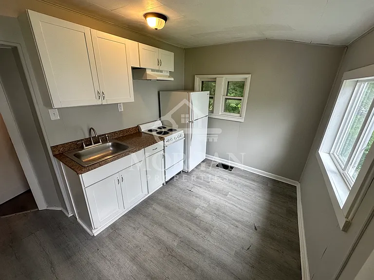 1102 Thornburg St — Photo 3