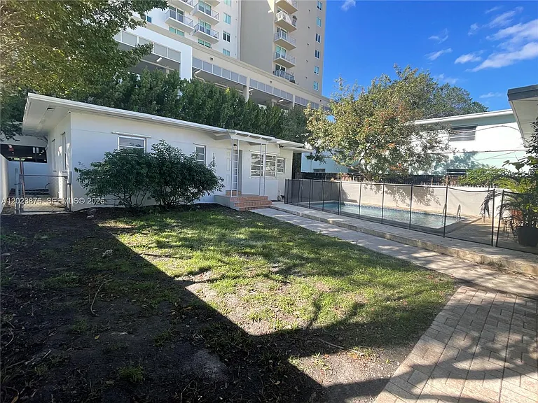 1020 SW 36th Ct — Photo 1