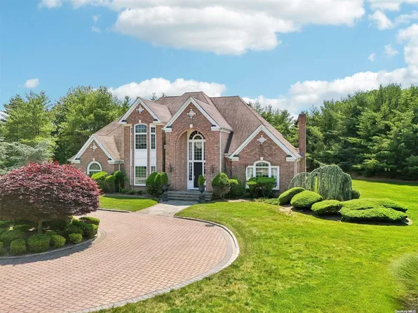 10 Buckingham Court, Head Of The Harbor, NY 11780