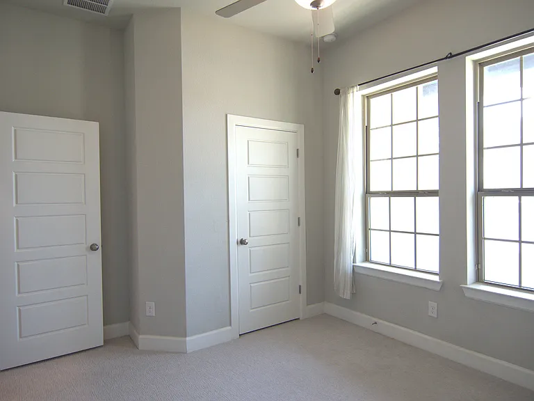 2900 Bluff Creek Dr — Photo 4