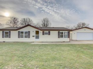 425 Grove St, Weldon, IL 61882