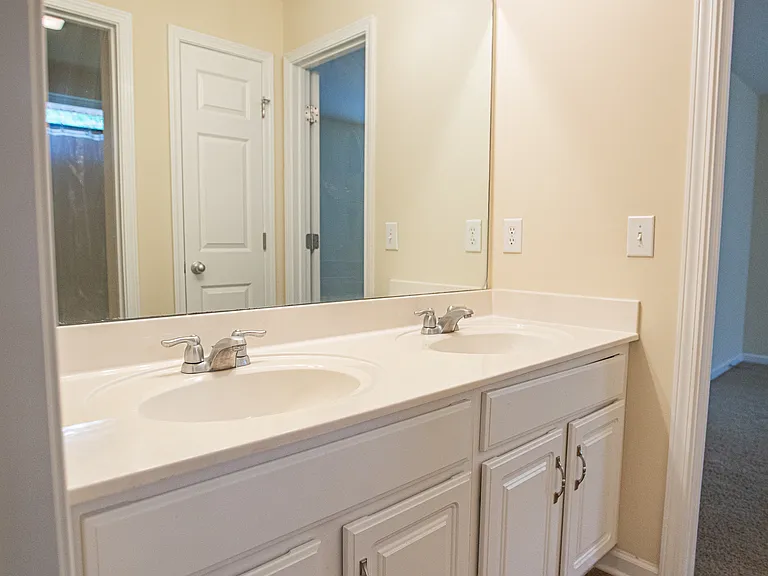 Jack and Jill Bathrooms for Bed 3 and 4