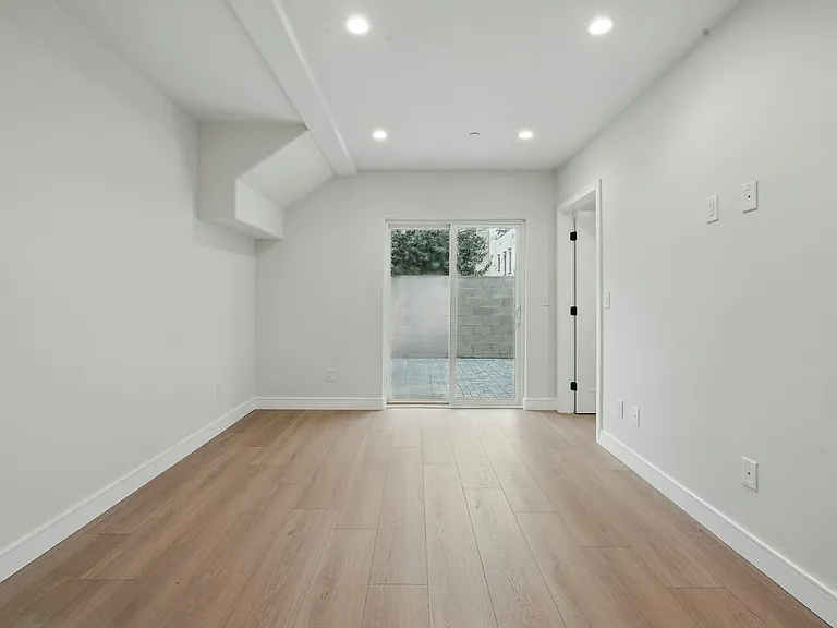 8234 Blackburn Ave #8236-1/2 — Photo 7
