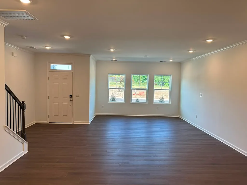 3 bed, 2.5 bath, 1939 sqft, $1,945 — Photo 2