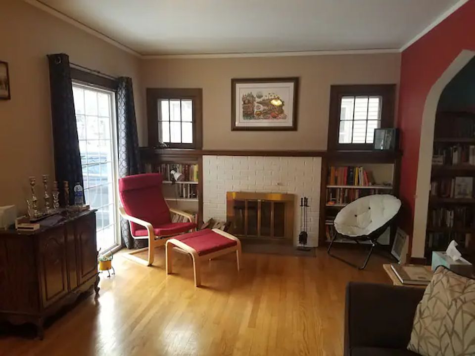 1st image of 1131 E Victoria St