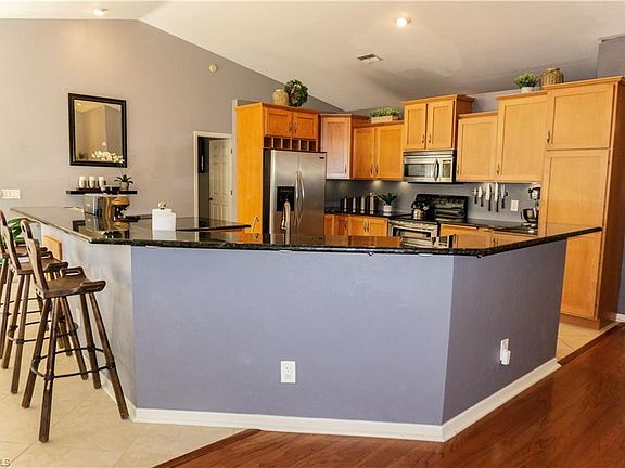 4th image of 1466 Winkler Ave