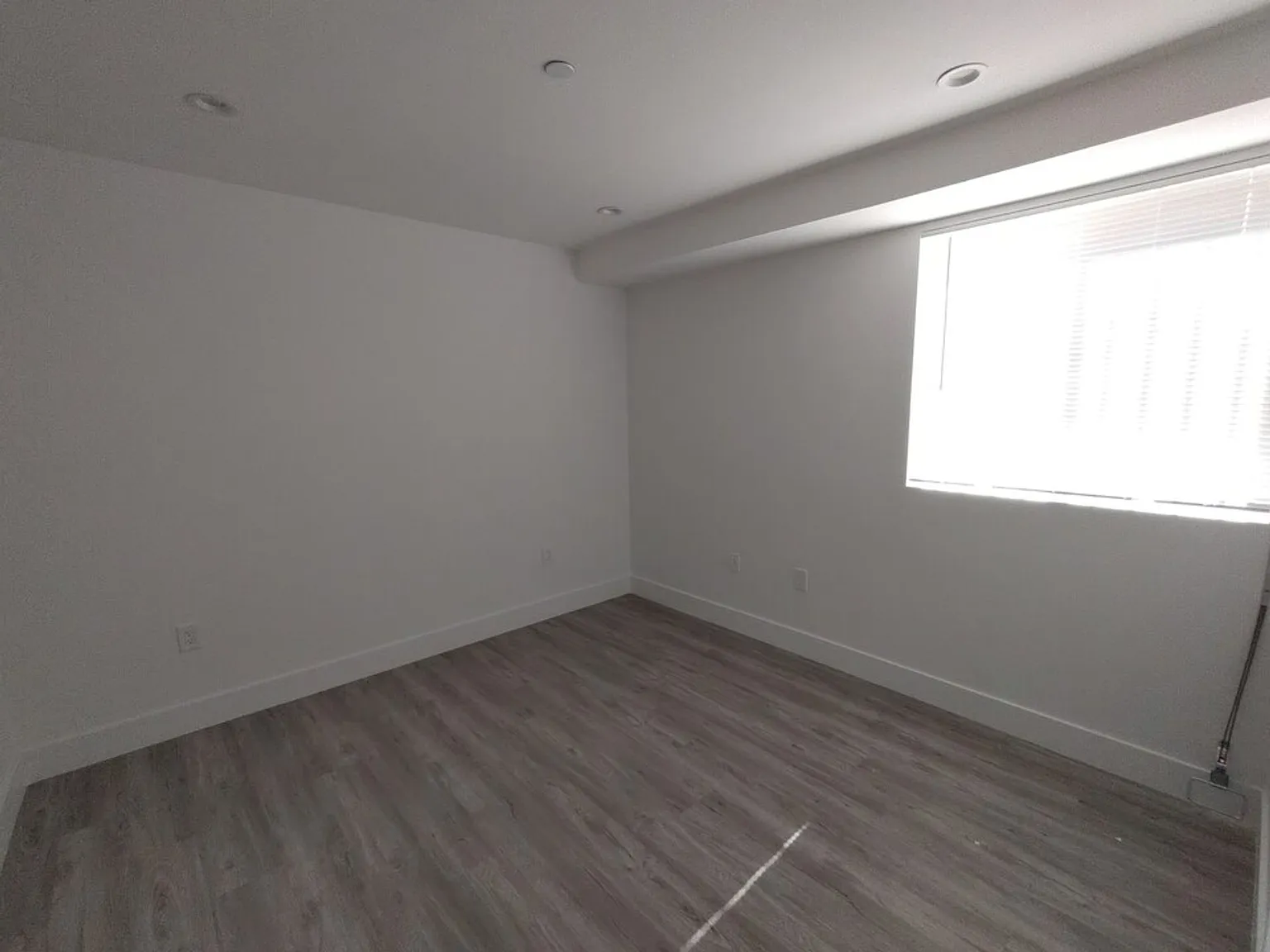 Private Bedroom w Personal Bathroom & Shower, shared student-oriented space — Photo 3