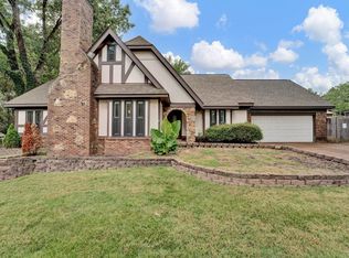 2323 E Lake Oaks Dr, Memphis, TN 38134