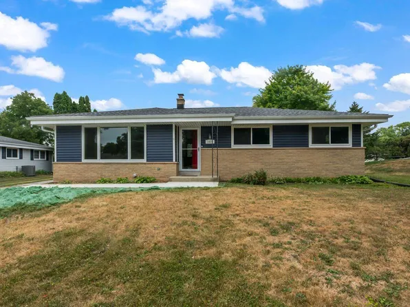 1020 Lilac LANE, Pewaukee, WI 53072
