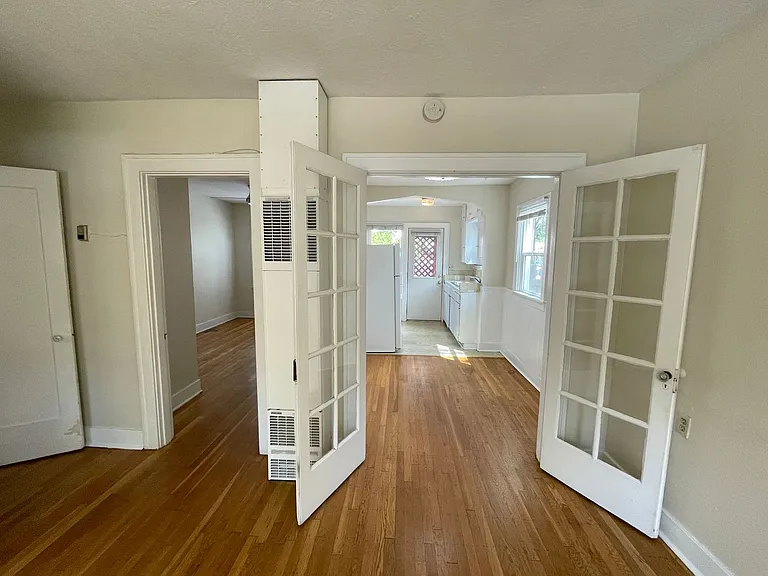 Vintage 1 Bedroom with Hardwood Floors, Close-In Location — Photo 8