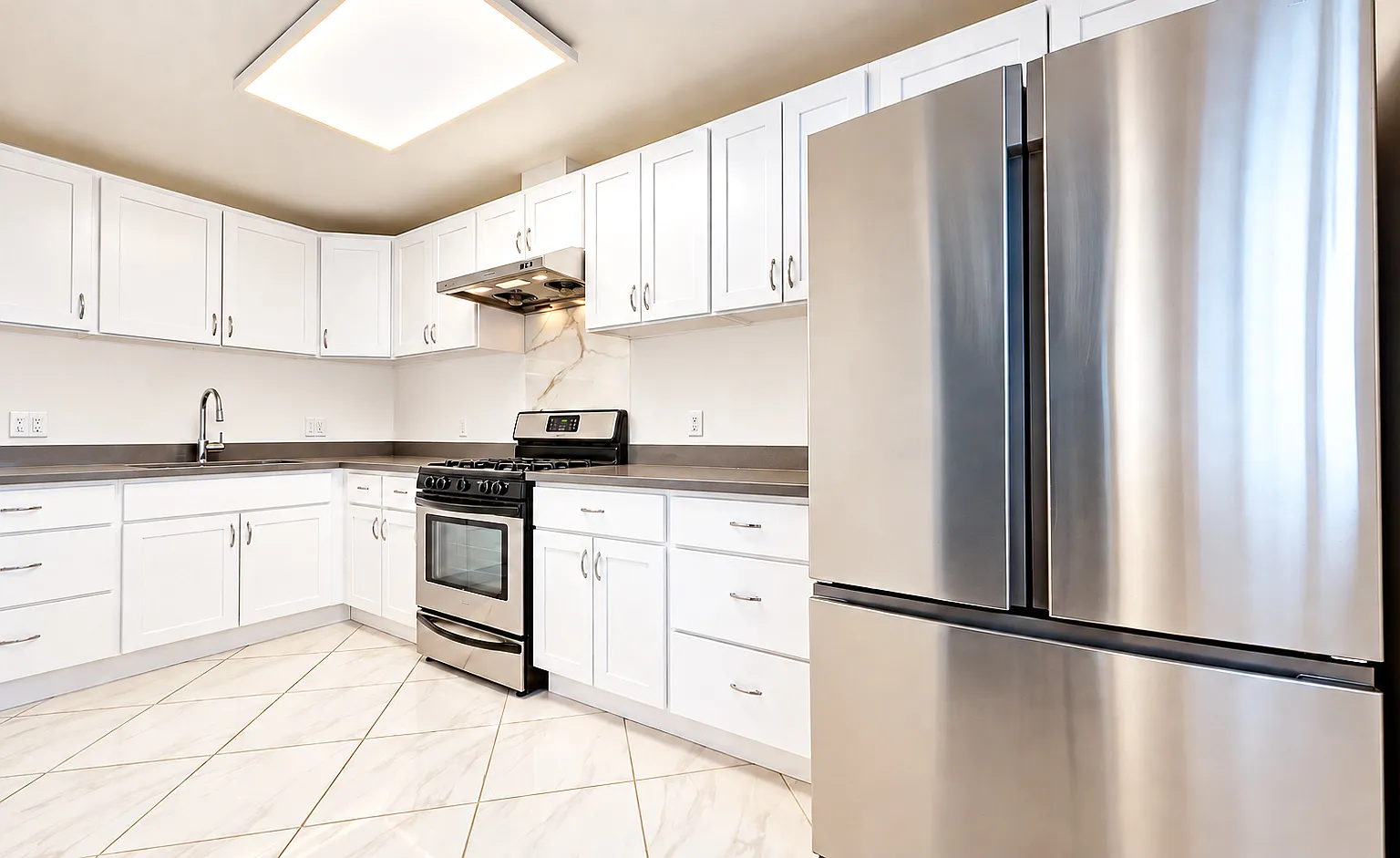 Spacious 2BR/2BA in Pacific Heights | Pet Friendly — Photo 1