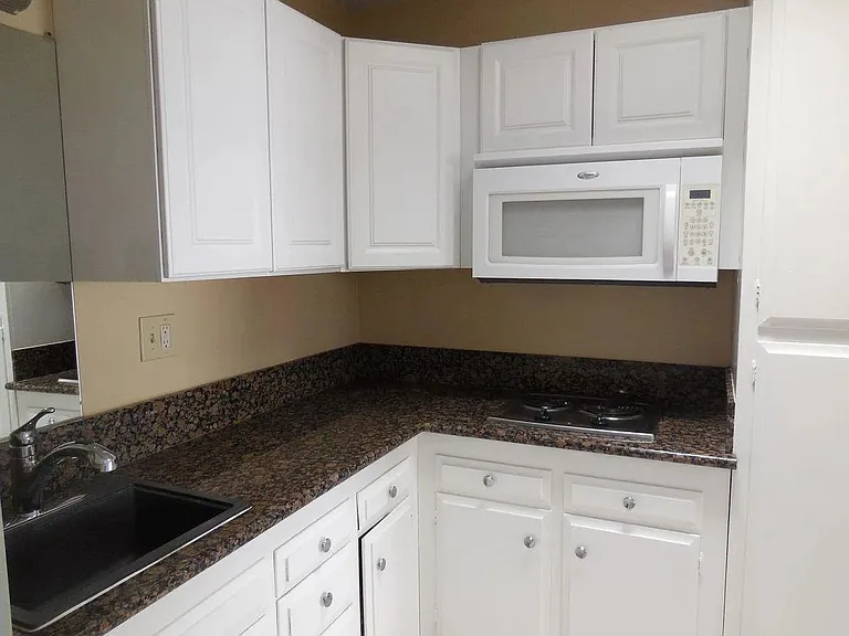 New Hampshire Apartments — Photo 4