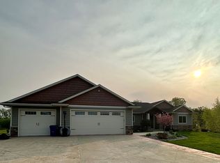 W7908 Hillview Rd, Hortonville, WI 54944