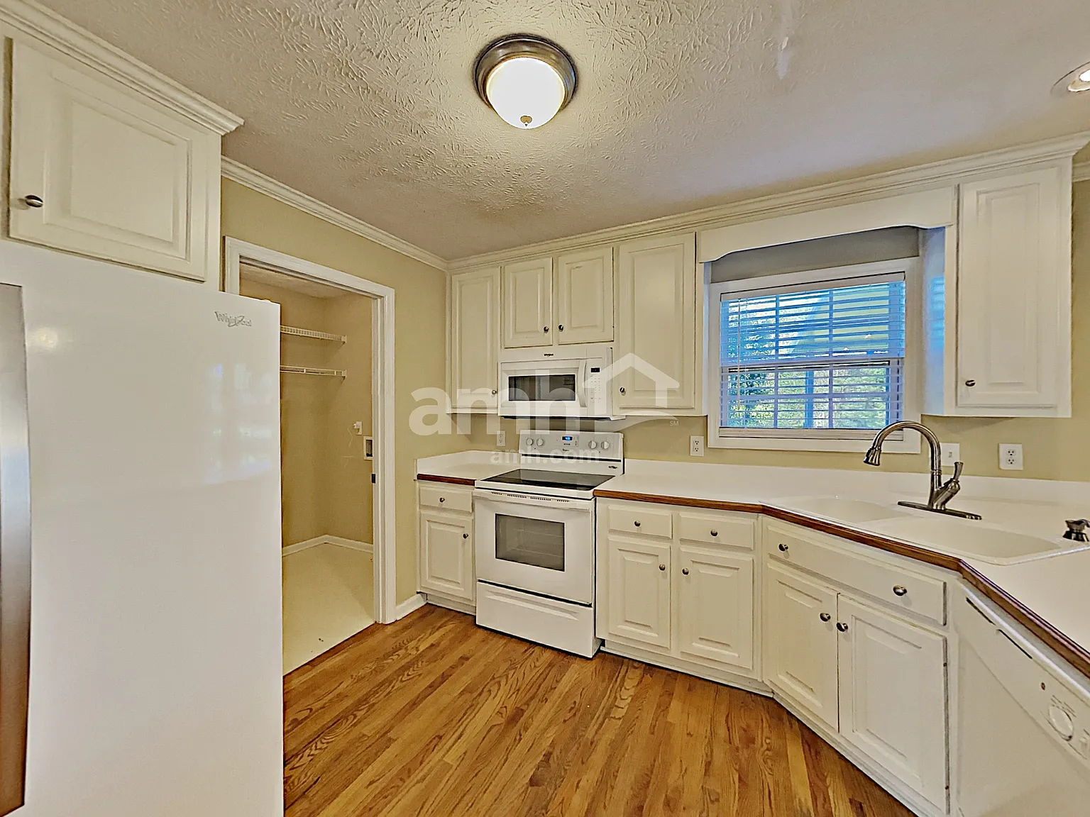 3 bed, 2.0 bath, 2348 sqft, $2,480 — Photo 3