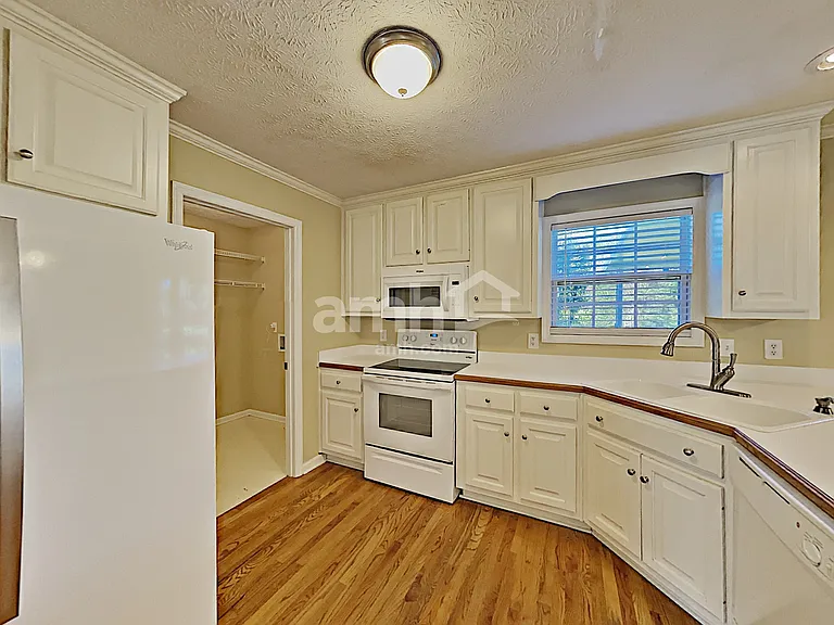 403 Woodlands Dr — Photo 3