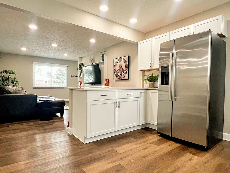 329 Catherine Dr — Photo 2