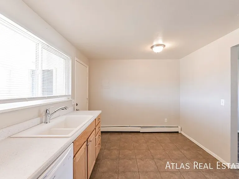 910 Bishop Ct #B — Photo 8
