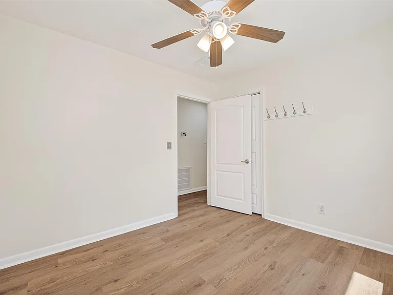 7950 Longridge Dr — Photo 45
