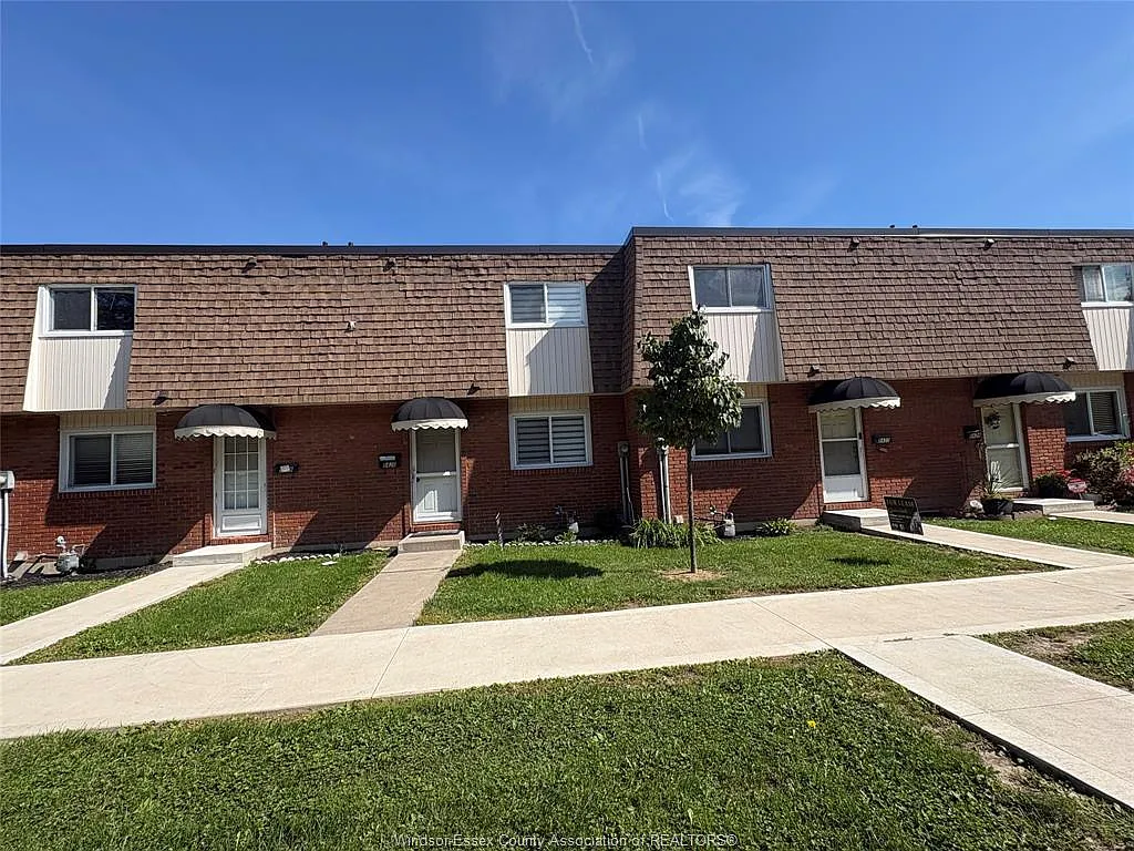 3 bed, 1.5 bath, $2,100 — Photo 2