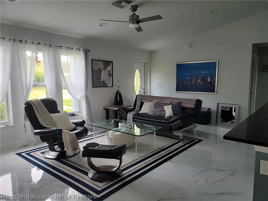 3 bed, 2.0 bath, 1310 sqft, $2,400 — Photo 2