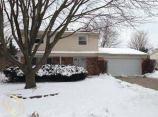922 Dickson Ln, Rochester Hills, MI 48307