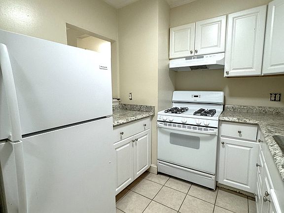 2nd image of 580 Bridge St APT 6