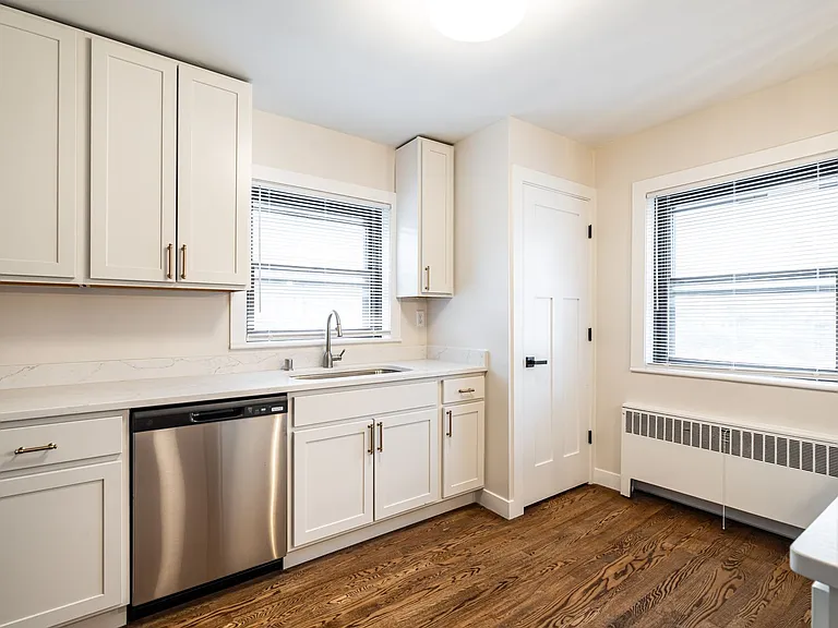 2600 E Kenwood Blvd — Photo 5