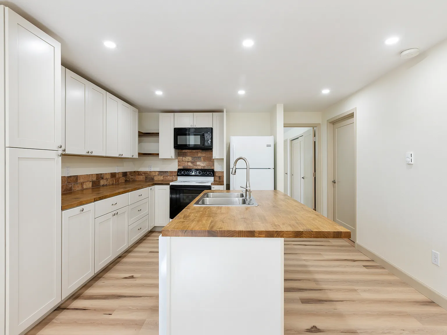 2 bed, 900 sqft, $1,805 — Photo 2