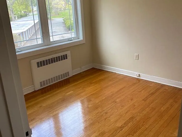 Lakeshore Apartments — Photo 4
