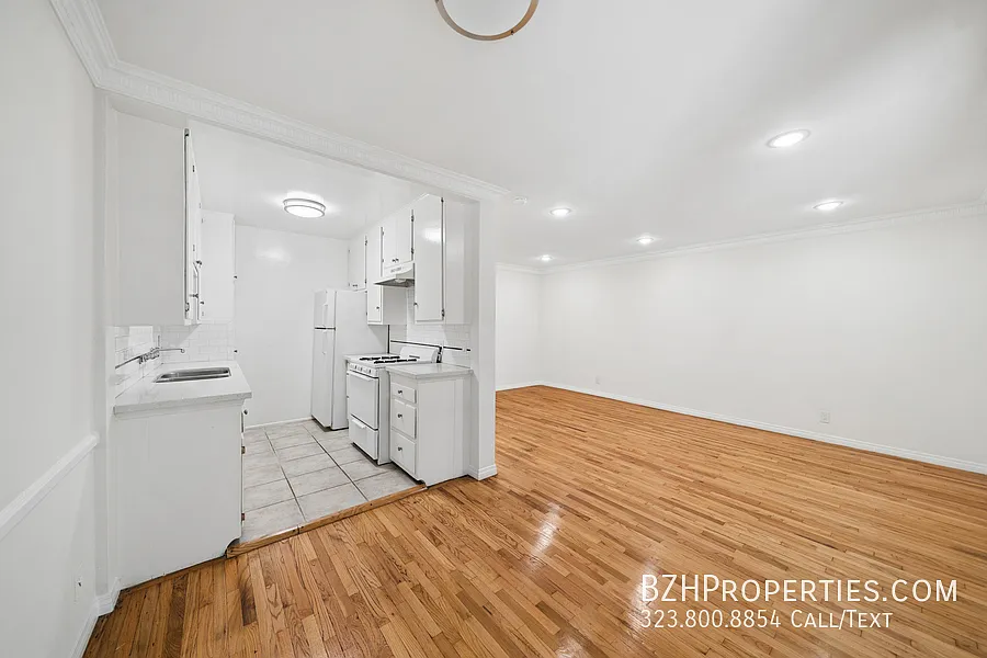 1 Bedroom in the Heart of West Hollywood with Pool Access — Photo 2