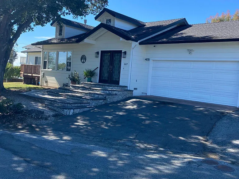 807 Bayview Way — Photo 1