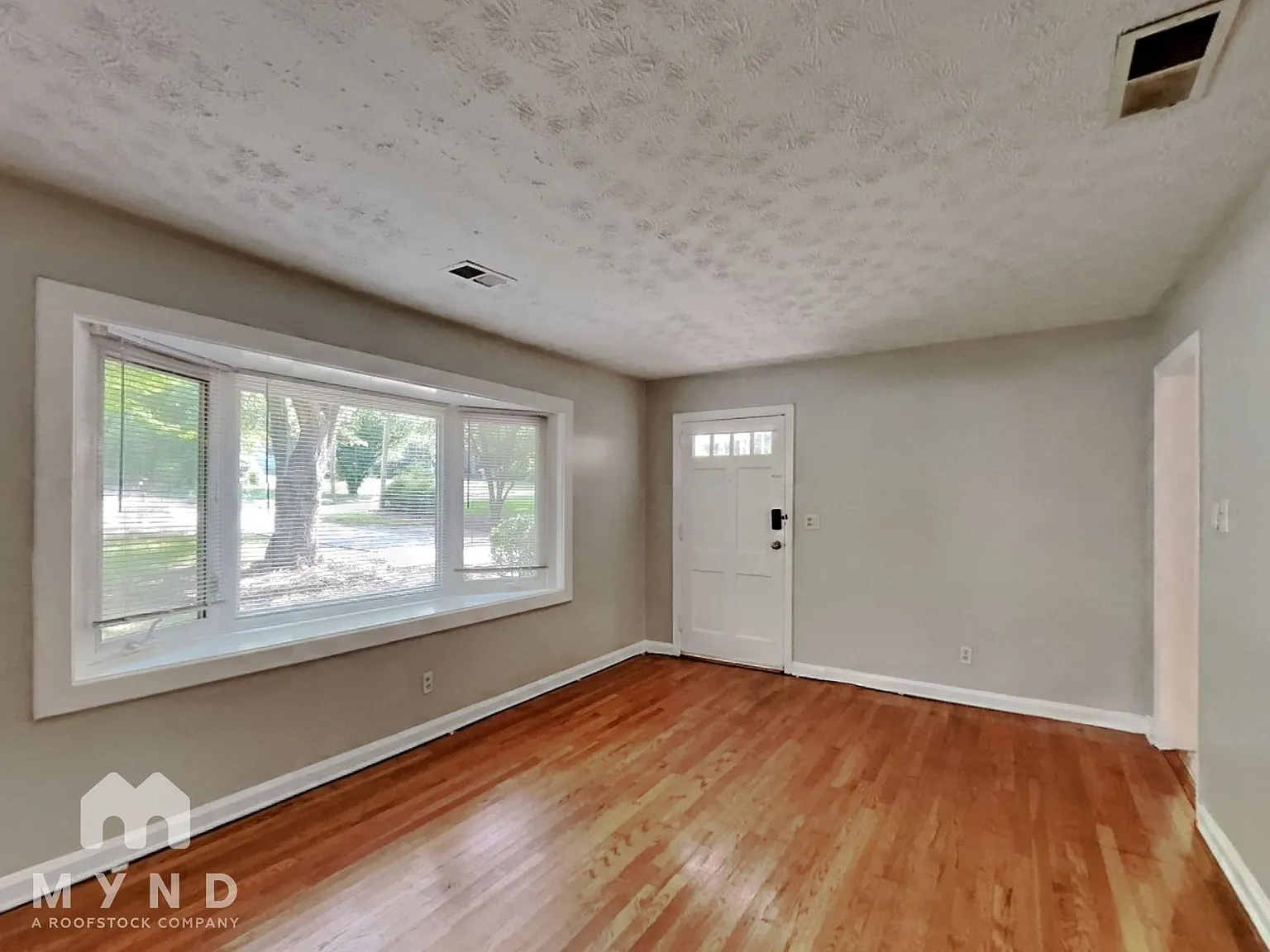 3 bed, 2.0 bath, 1360 sqft, $2,370 — Photo 2