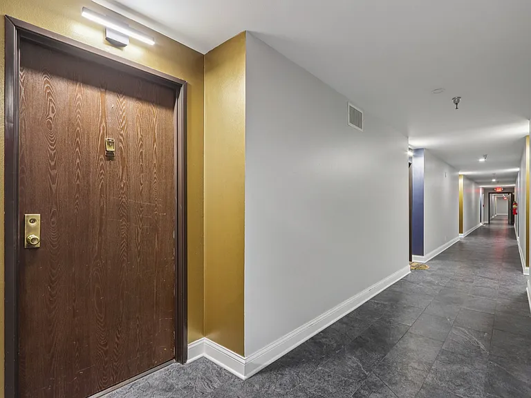 Park Plaza Apartments — Photo 13