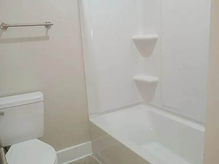 425 Wilson Ln — Photo 5